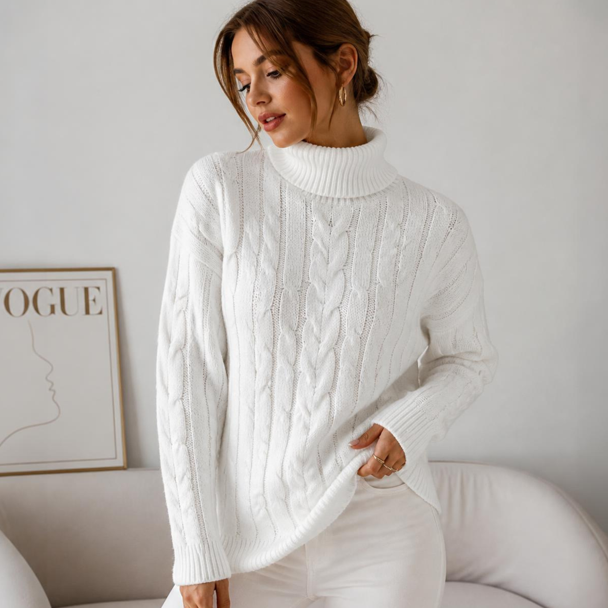 Jersey de mujer en color blanco con diseño de punto de trenzas, cuello alto y mangas largas.