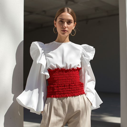 Blusa de mujer en color blanco y rojo con cinturilla ancha en la parte inferior y mangas cortas adornadas con ruches.