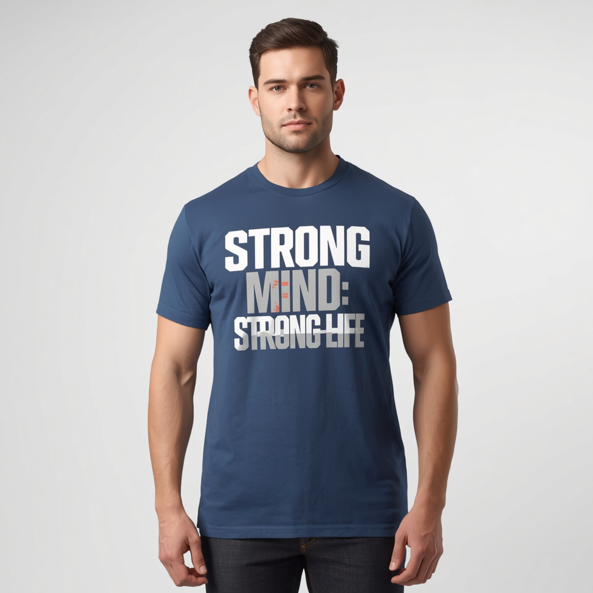 Camiseta de hombre en color azul marino con cuello redondo, manga corta y un estampado de texto en la parte delantera.