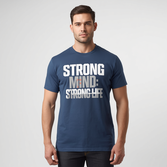 Camiseta de hombre en color azul marino con cuello redondo, manga corta y un estampado de texto en la parte delantera.