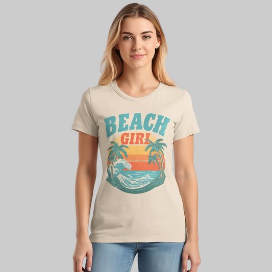Camiseta de mujer en color beige con cuello redondo, manga corta y estampado gráfico delantero con texto "Beach Girl" y siluetas de palmeras.