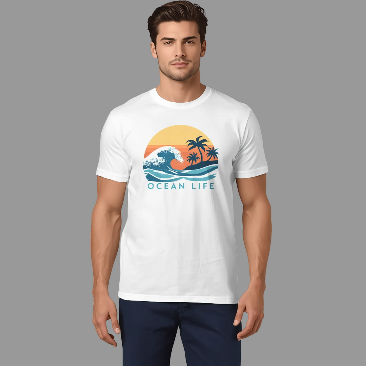 Camiseta de hombre en color blanco con cuello redondo, manga corta y estampado gráfico delantero con texto "Ocean Life", palmeras y olas.