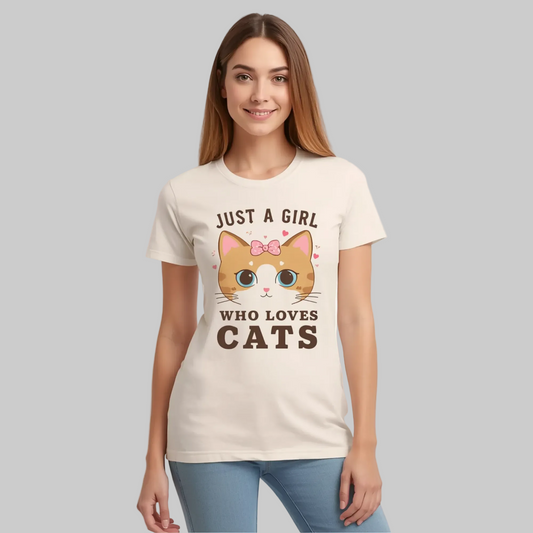 Camiseta de mujer en tono claro con cuello redondo, manga corta y estampado delantero de un gato con la inscripción "Just a Girl Who Loves Cats".