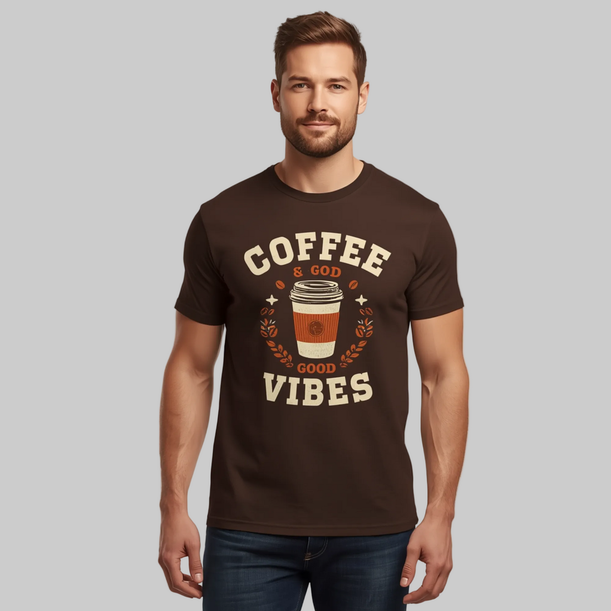 Camiseta de hombre en color marrón con cuello redondo, manga corta y un estampado gráfico delantero de una taza de café.
