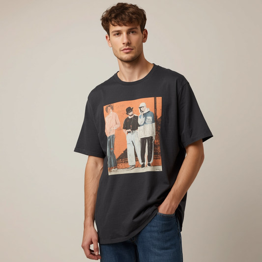 Camiseta oversize de hombre en tono oscuro con cuello redondo, manga corta y estampado gráfico cuadrado de banda en el pecho.