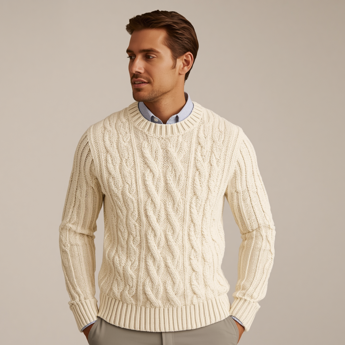 Jersey de hombre en color beige con diseño de punto de trenzas, cuello redondo y mangas largas.