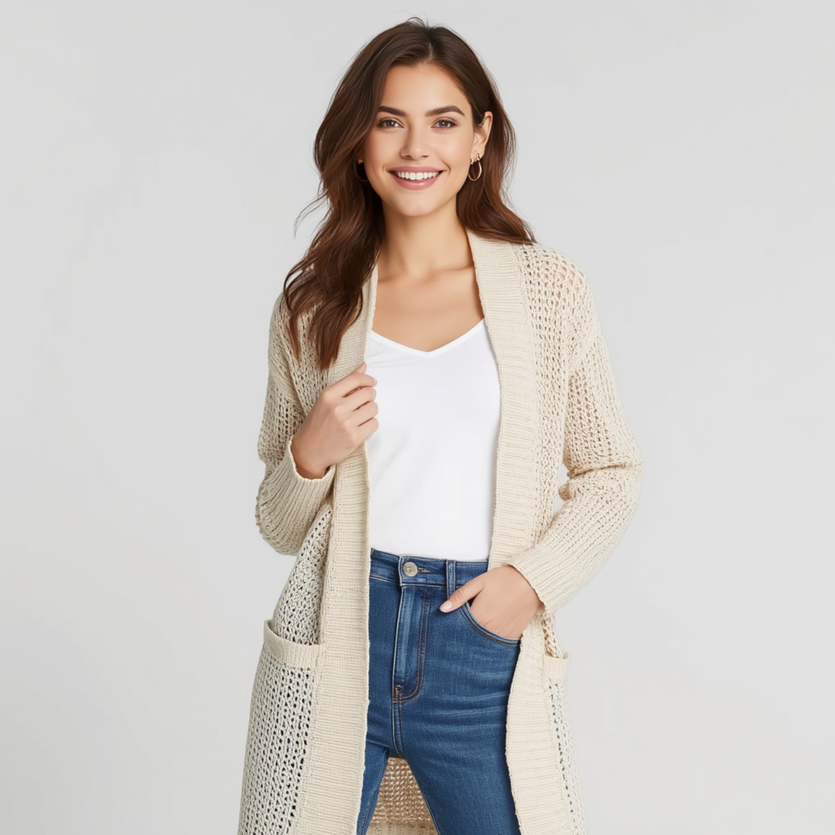 Jersey de mujer en color beige con diseño de punto grueso, escote en V y mangas largas.